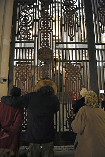 Верующие у ворот Сретенского монастыря в Москве во время пасхального богослужения
