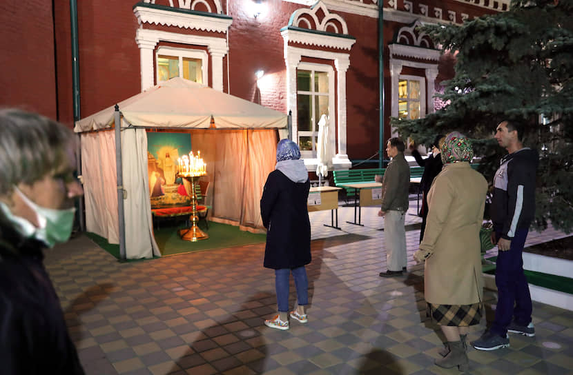 Верующие в Волгограде у храма во время богослужения в Кафедральном соборе Казанской иконы Божией Матери
