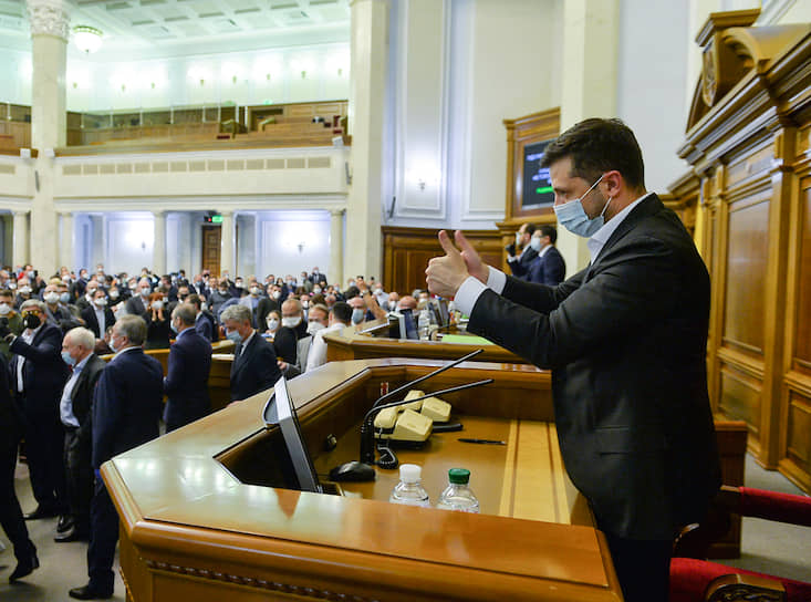 31 марта 2020 года. Владимир Зеленский во время внеочередной сессии парламента в Киеве, на которой был принят закон, разрешающий продажу сельхозземель на Украине