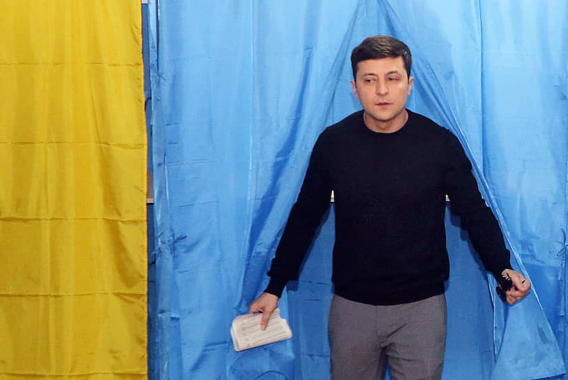 31 марта 2019 года. Владимир Зеленский на избирательном участке. По итогам первого тура президентских выборов он набрал наибольшее число голосов (30,24 %)