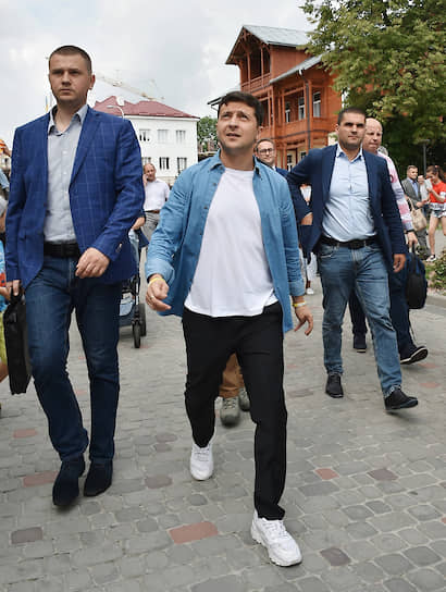 3 августа 2019 года. Владимир Зеленский (в центре) во время рабочей поездки во Львовскую область