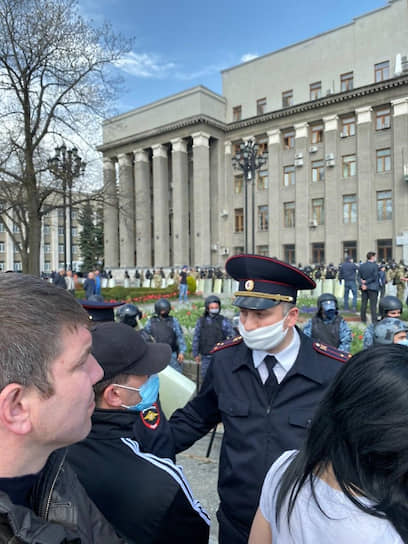 Неделю назад полиция уже полностью перекрывала въезды во Владикавказ, но через несколько часов после этого ее представитель заявил, что это обычная проверка соблюдения режима самоизоляции