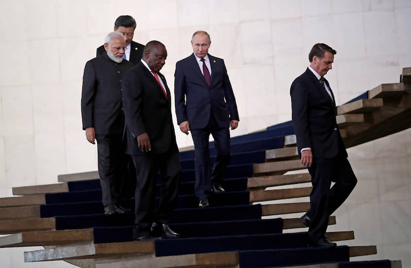 Слева направо: председатель КНР Си Цзиньпин, премьер-министр Индии Нарендра Моди, президент ЮАР Сирил Рамафоса, президент России Владимир Путин и президент Бразилии Жаир Болсонару