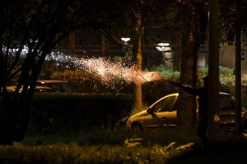 Фото- и телекадры напоминают Новый год: на ночных улицах взлетают фейерверки — разница в том, что этими петардами и бенгальскими огнями забрасывают полицию