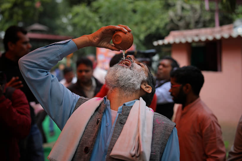 Житель Индии пьет коровью мочу в качестве средства от коронавируса
