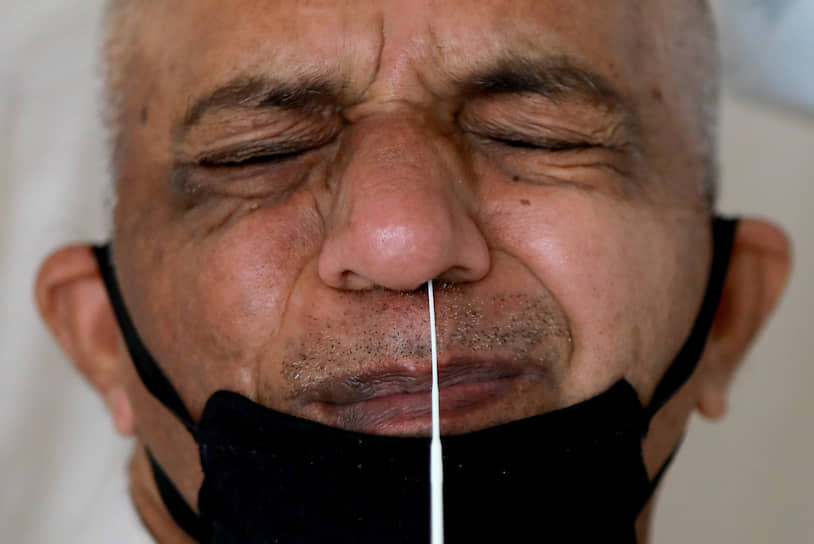Нью-Дели, Индия. Мужчине берут мазок для анализа на коронавирус 