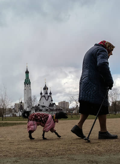 Санкт-Петербург. Женщина гуляет с собакой 