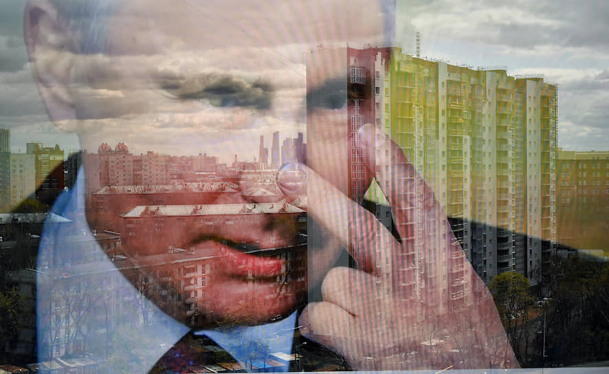 Москва. Отражение в стекле трансляции совещания президента России Владимира Путина