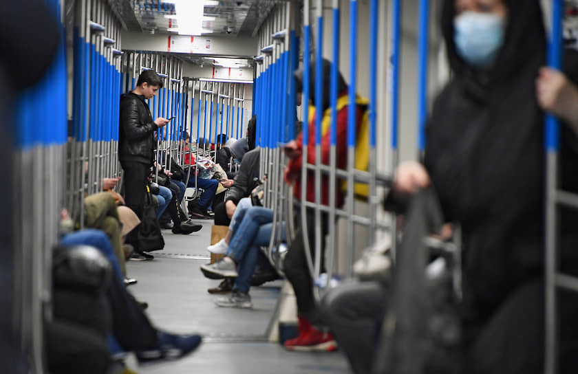 Москва. Пассажиры в вагоне метро