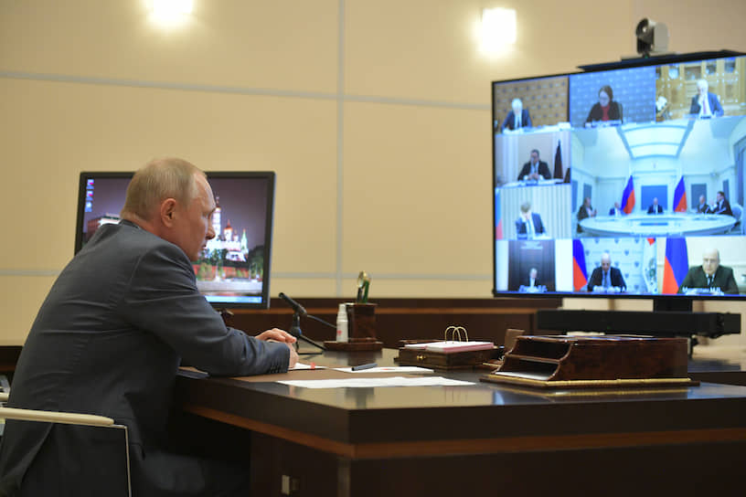 Владимир Путин во время видеоконференции с волонтерами