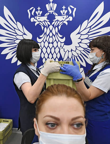 7 апреля. Москва. Сотрудники отделения «Почты России» в медицинских масках и перчатках во время работы