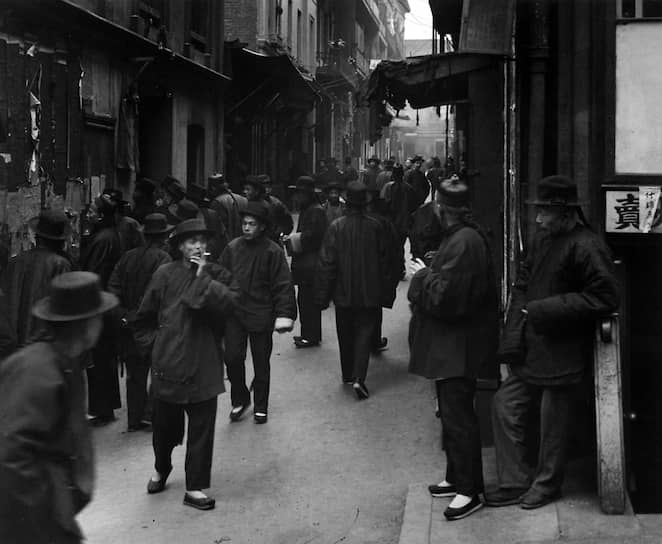 Из 340 тыс. жителей Сан-Франциско в 1900 году около 15 тыс. были китайцами. Почти все они проживали в Чайна-тауне
