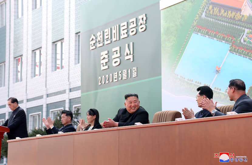 Перед этим Ким Чен Ын появлялся на публике 11 апреля. 15 апреля лидер КНДР впервые не присутствовал на торжествах, посвященных дню рождения его деда и основателя северокорейского государства Ким Ир Сена. Сами торжества прошли в сокращенном формате