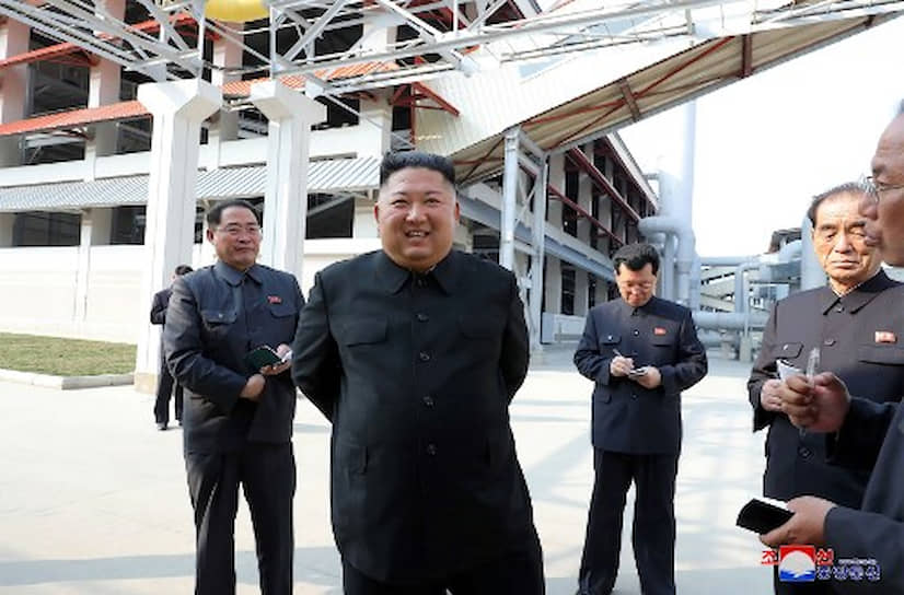 «Под звуки приветственного марша товарищ Ким Чен Ын прибыл на церемонию. Все участники бурно кричали &quot;Ура!&quot;, приветствуя уважаемого высшего руководителя»,— сообщило Центральное телеграфное агентство Кореи