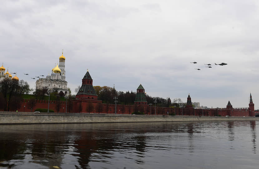 В репетиции авиапарада также приняли участие четыре истребителя пятого поколения Су-57 и четыре МиГ-31К, вооруженные гиперзвуковой ракетой «Кинжал»