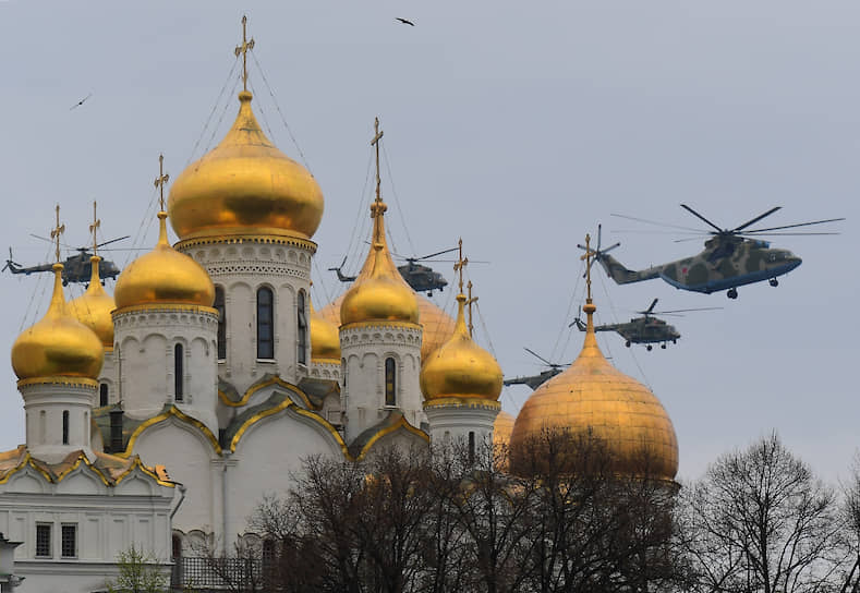 Открыли воздушную часть парада вертолеты Ми-26 в сопровождении четырех военно-транспортных Ми-8 