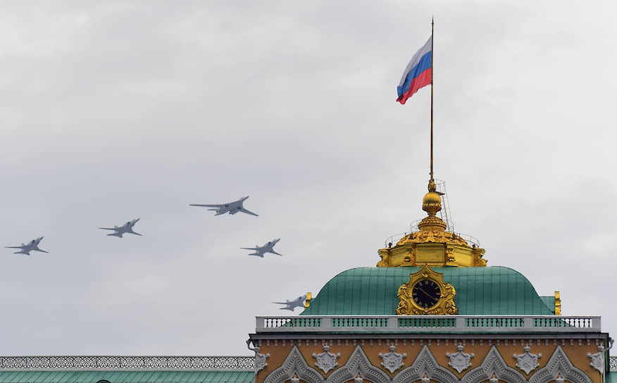 Дальние сверхзвуковые бомбардировщики-ракетоносцы Ту-22М3 и стратегический бомбардировщик-ракетоносец Ту-160