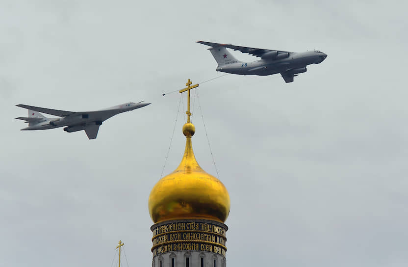 Более 70 боевых самолетов и вертолетов пролетели над столицей в ходе репетиции авиационного парада ко Дню Победы&lt;br>
На фото: самолет-заправщик Ил-78 (справа) и стратегический бомбардировщик-ракетоносец Ту-160