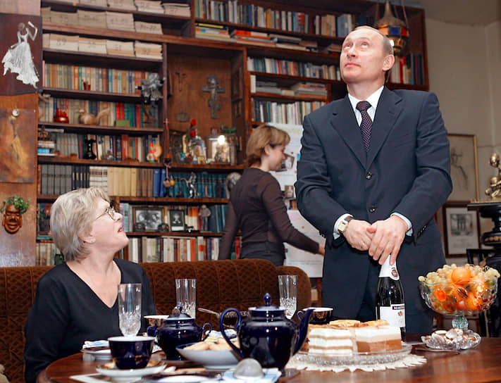 15 декабря 2004 года. Владимир Путин открывает бутылку с шампанским в гостях у актрисы Алисы Фрейндлих