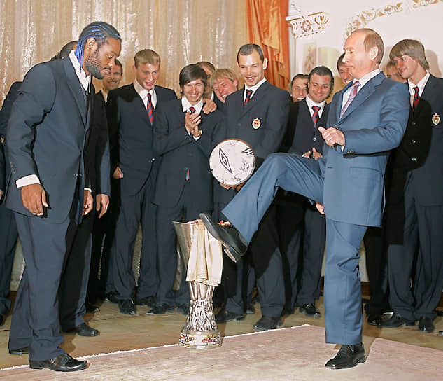 21 мая 2005 года. На встрече в Ново-Огарево с футболистами ЦСКА после их победы в Кубке УЕФА