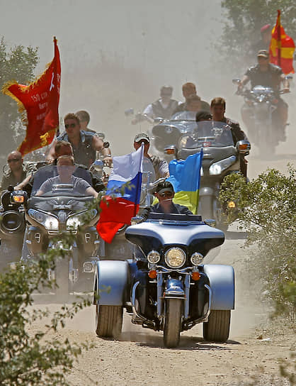 24 июля 2010 года. Во главе колонны мотоциклистов на байк-шоу под Севастополем 