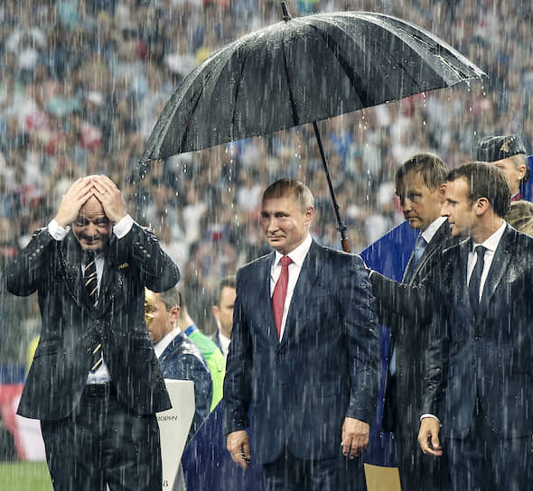 15 июля 2018 года. На церемонии награждения после финального матча чемпионата мира по футболу между сборными Хорватии и Франции 