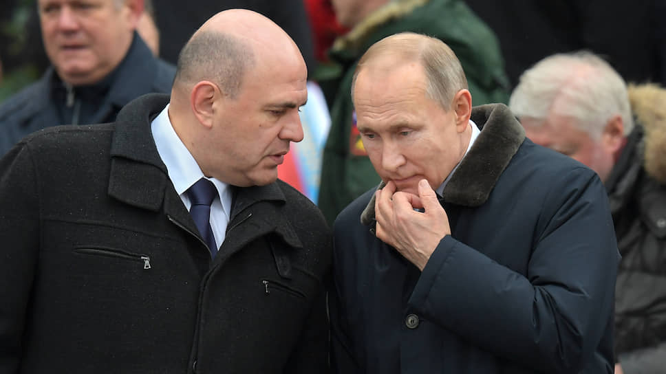 Премьер-министр Михаил Мишустин (слева) и президент Владимир Путин (справа) 