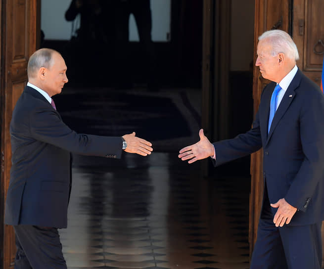 16 июня 2021 года. Президент России Владимир Путин (слева) и президент США Джо Байден перед началом переговоров в рамках российско-американского саммита в Женеве