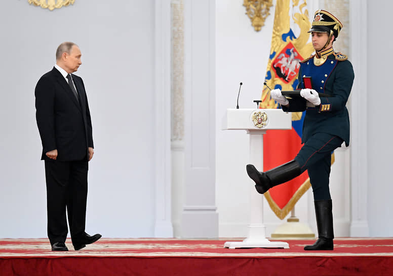 12 июня 2022 года. Владимир Путин (слева) на приуроченном ко Дню России вручении госпремий и медалей «Герой Труда» в Кремле