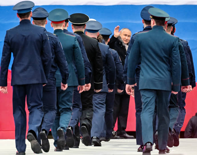22 февраля 2023 года. Владимир Путин (в центре) на концерте в честь Дня защитника Отечества в спорткомплексе «Лужники»