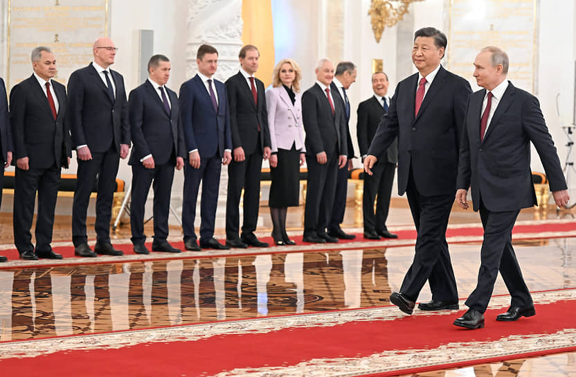 21 марта 2023 года. Президент России Владимир Путин (справа) и председатель КНР Си Цзиньпин (второй справа) перед началом российско-китайских переговоров в Кремле