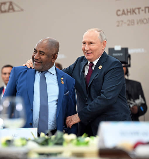27 июля 2023 года. Президент России Владимир Путин (справа) и президент Союза Коморских островов Азали Ассумани во время рабочего завтрака на саммите «Россия — Африка» в Санкт-Петербурге