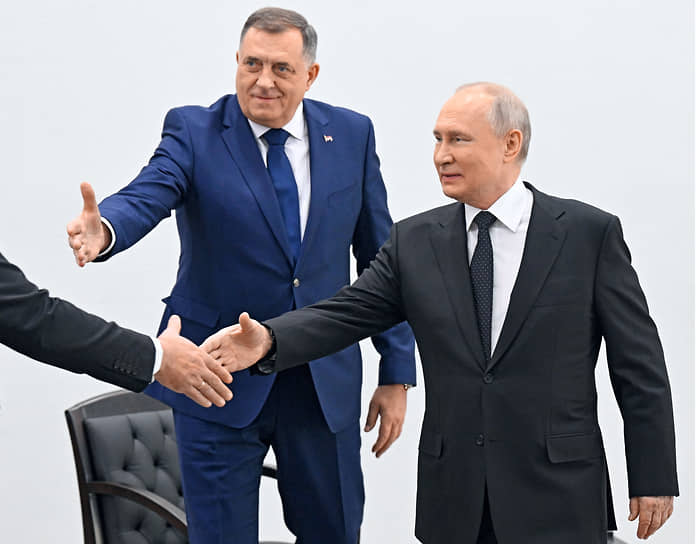 21 февраля 2024 года.  Президент России Владимир Путин (справа) и президент Республики Сербской Милорад Додик во время встречи в Татарстане