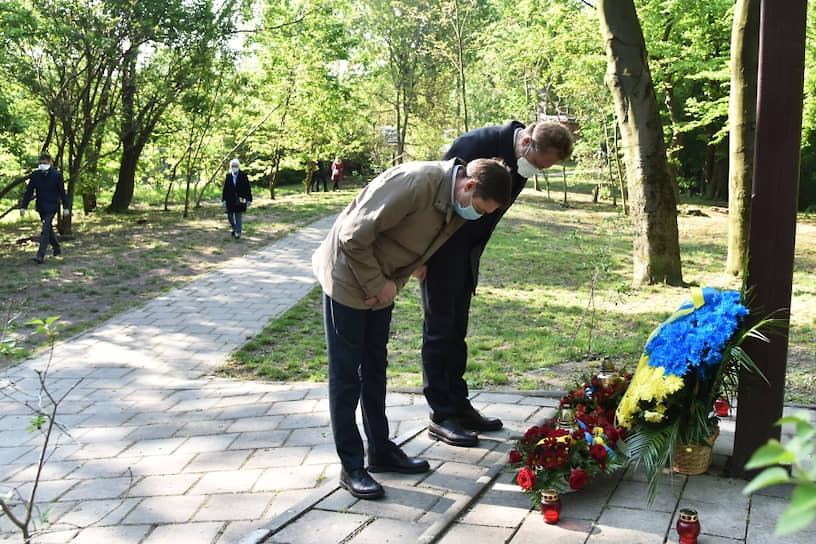 Львов, Украина. Мэр города Андрей Садовый (справа) и председатель Львовской областной государственной администрации Максим Козицкий у памятного креста на месте бывшего концентрационного лагеря