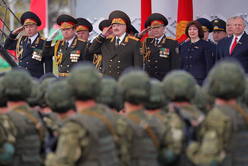 Президент Белоруссии Александр Лукашенко (третий слева) на параде в честь Дня Победы