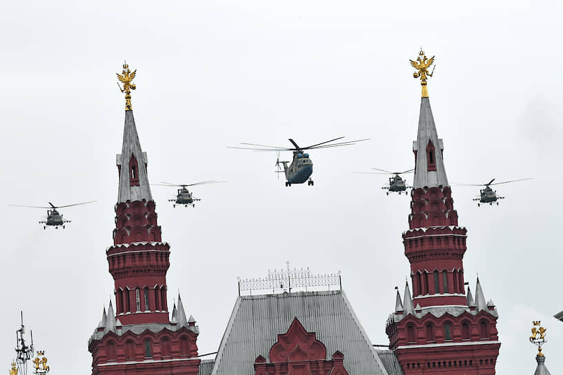 Военно-транспортный вертолет Ми-26 в сопровождении многоцелевых вертолетов Ми-8 над Красной площадью