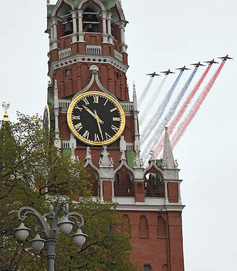 Шесть штурмовиков Су-25 окрасили небо над Москвой в цвета российского флага