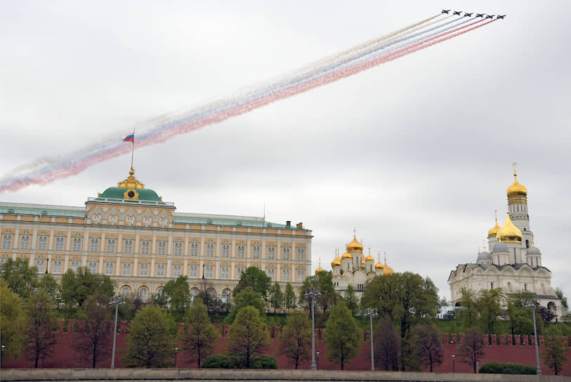 Штурмовики Су-25 во время парада над Красной площадью