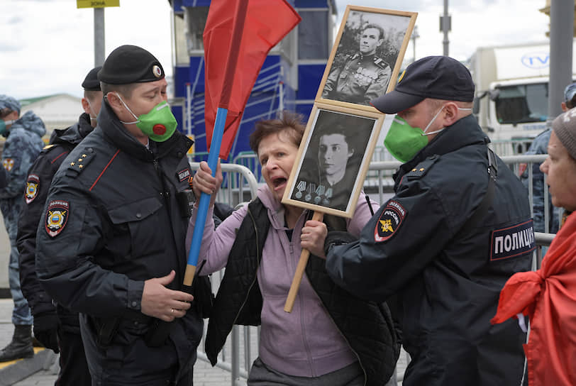 Женщина с портретами участников войны в центре Москвы. Официально акция «Бессмертный полк» в этом году перенесена на неопределенное время