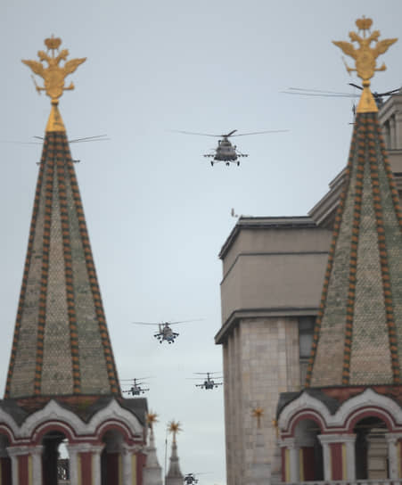 Военные вертолеты в небе над Москвой