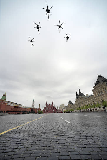 Транспортно-боевые вертолеты Ми-35М во время парада над Красной площадью