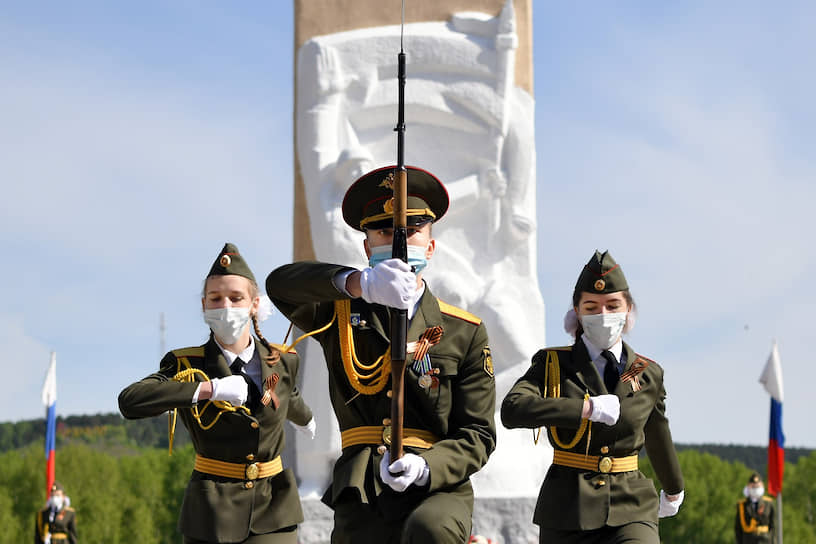 Церемония возложения цветов к памятнику погибшим воинам в Кемерово