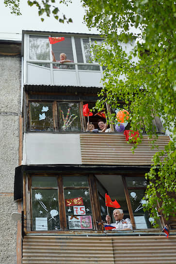 Жители Кемерово с балконов приветствуют мини-парад губернатора региона Сергея Цивилева под окнами ветерана Великой Отечественной войны Валентины Крамаренко