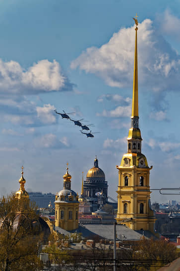 Воздушный парад в Санкт-Петербурге. Над городом пролетели 30 самолетов и вертолетов Западного военного округа