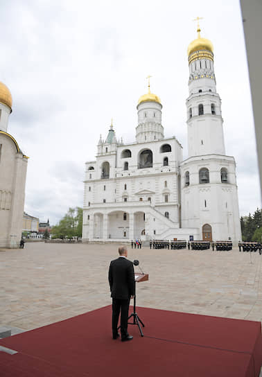 Президент Владимир Путин во время смотра марша пеших и конных караулов Президентского полка на Соборной площади Кремля