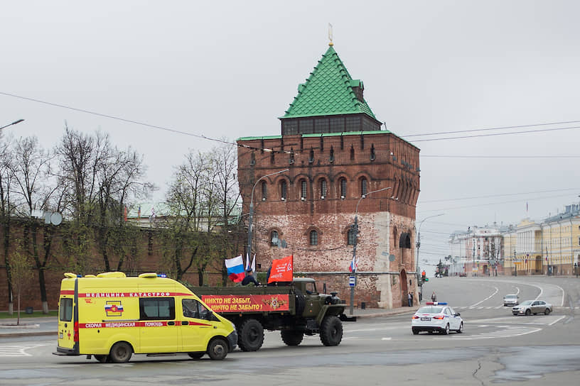 Машины с символикой Дня победы и скорой помощи в центре Нижнего Новгорода
