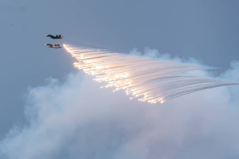 Фронтовые бомбардировщики Су-34 во время авиапарада над Воронежем