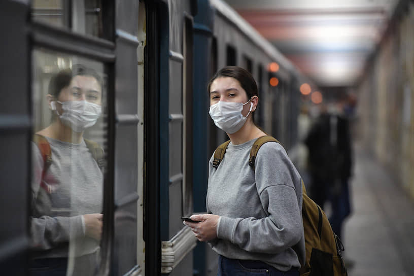 Девушка на входе в вагон поезда метро