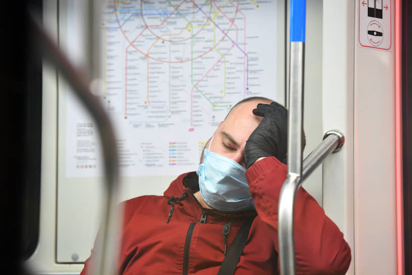 По данным департамента транспорта Москвы, утром 12 мая 94% пассажиров метрополитена были в масках и 68% в перчатках
