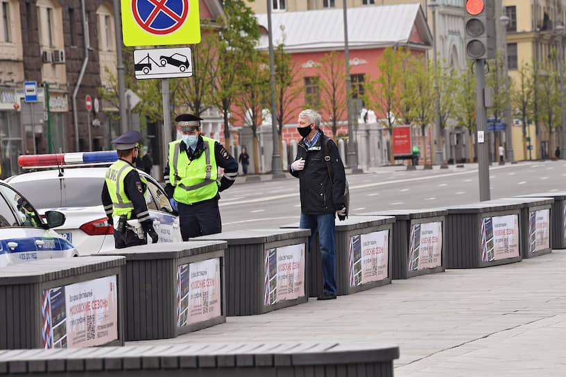 Пост полиции на Тверской улице следит за обязательным ношением масок и перчаток в общественных местах